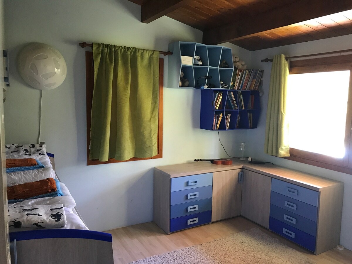 「儿童房」- 4张单人床