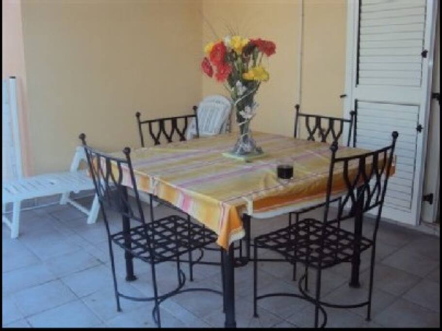 Agréables les apéros et repas sur la terrasse