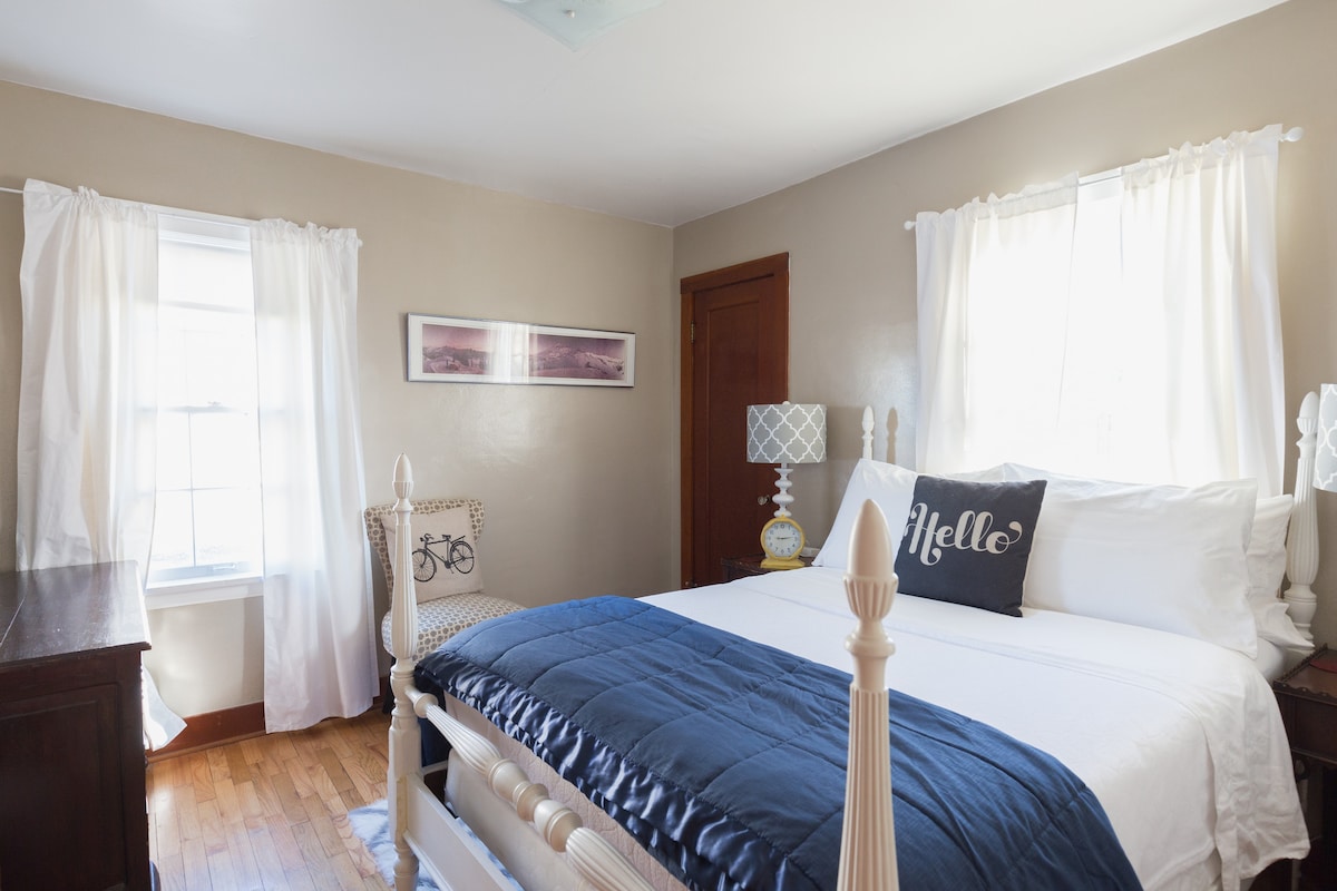 Втората спалня разполага с двоен размер Tuft и матрак от мемори пяна със средна игла.