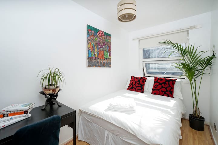Bedroom w/ Inbuilt Wardrobe (London Fields)