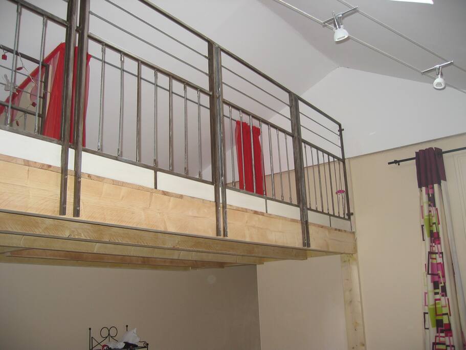 Mezzanine avec 2 couchages donnant sur le salon