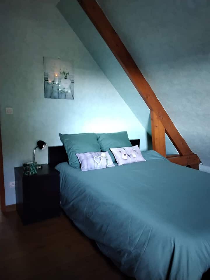 Chambre 3 : lit 140x200, bureau et commode. 