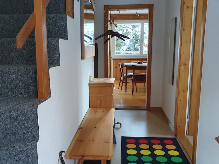 明亮的入口，舒适的台阶到卧室