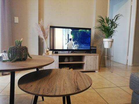 Modern unit. Easy access to major metros & the N1