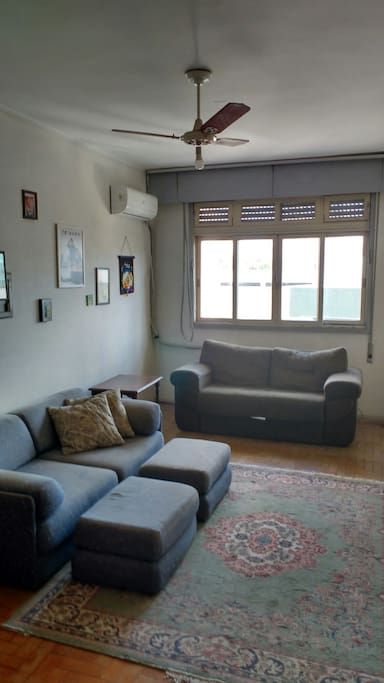 sofá-cama ao fundo