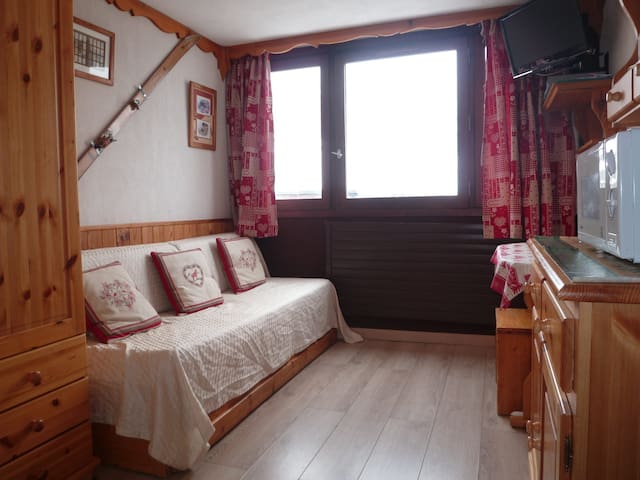 Studio for 2 persons in Tignes next to the slopes, the shops and close to the ski school and the tourist office in le Lac area