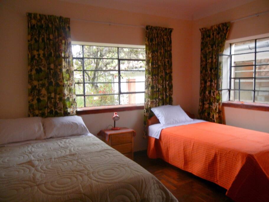Habitación 2: Una cama de 1 1/2 plaza y una cama de 2 plazas