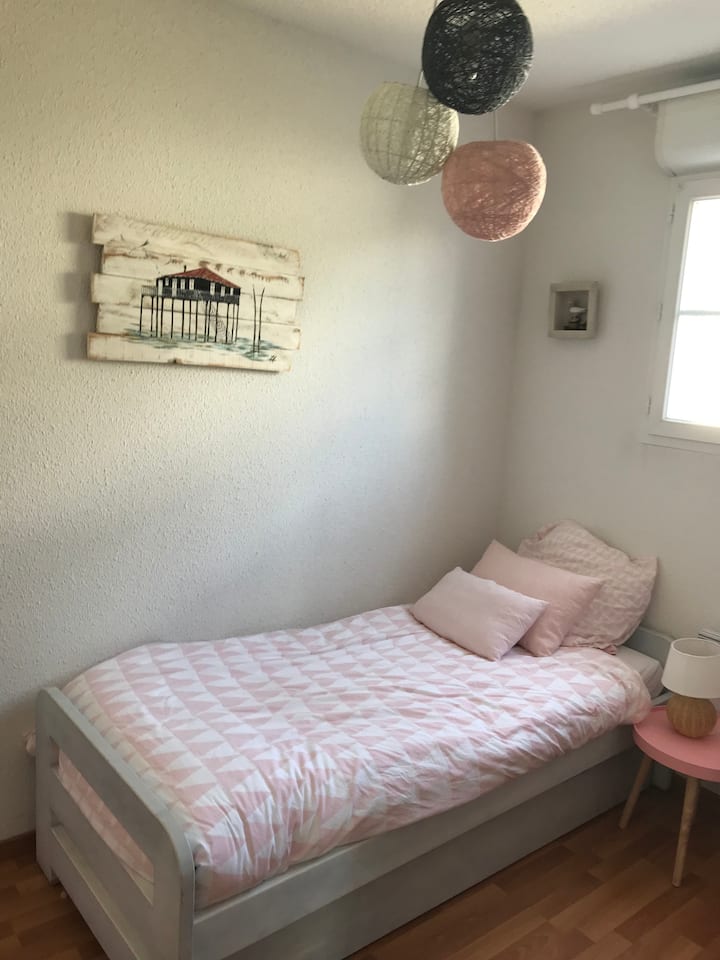 Საძინებელი 4: აირჩიეთ 1 საწოლი 80/190 ან 2 საწოლი 80/190.