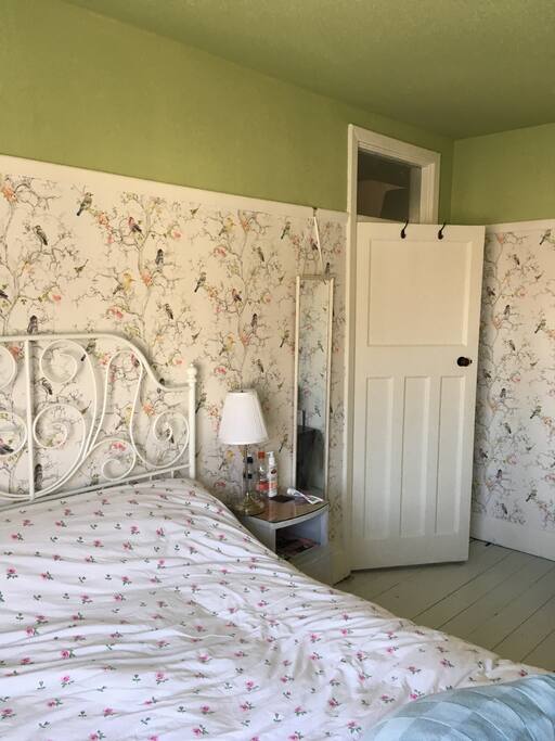 Light, airy double room in the heart of Southville, close to vibrant North Street and within easy walking distance of the harbour and the city centre.