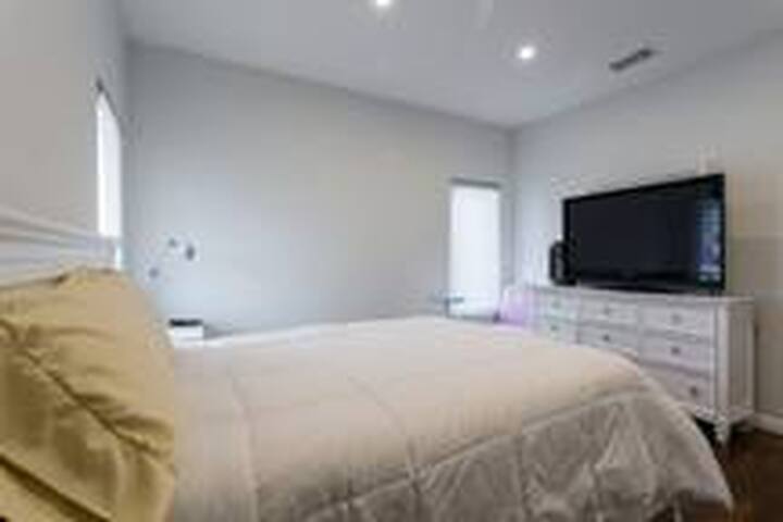 Huge newly redone 10 bedroom 10 bathroom home gallery image 5