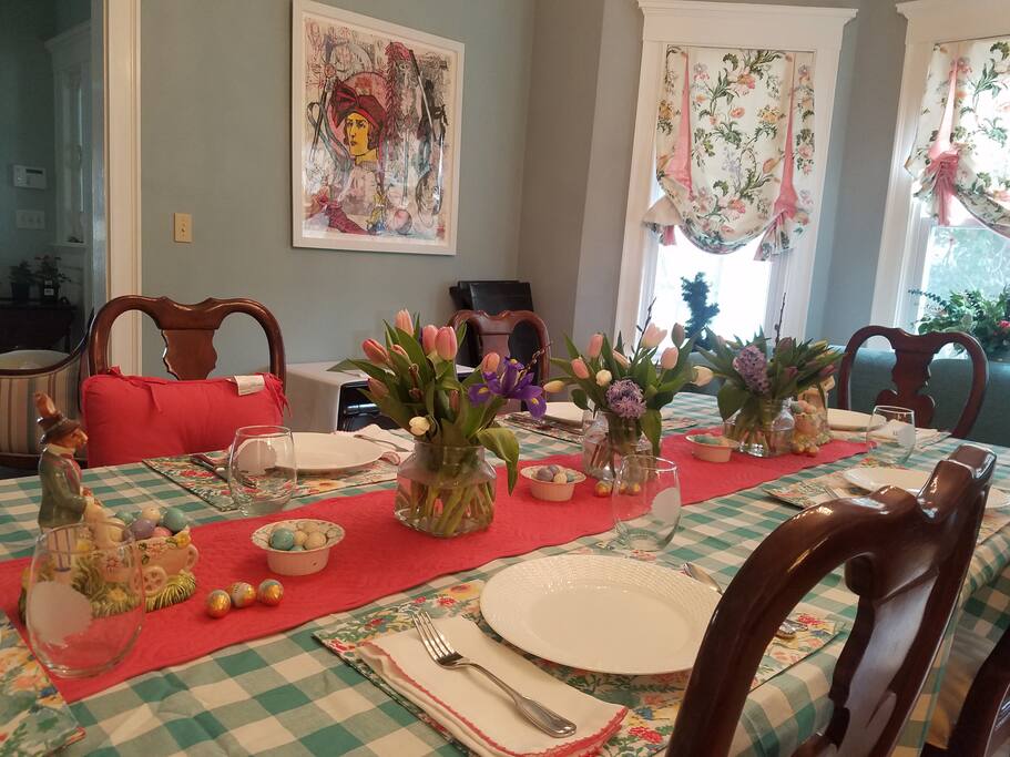 A dining room where you can enjoy your fellow visitors and plan your day.
