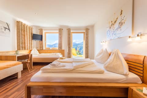 Top Airbnb: Apartment for 6 right by ski slope in Schladming