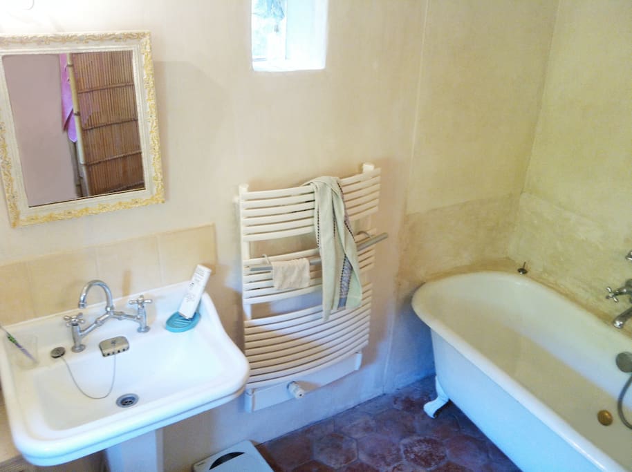 Salle de bain privative avec WC