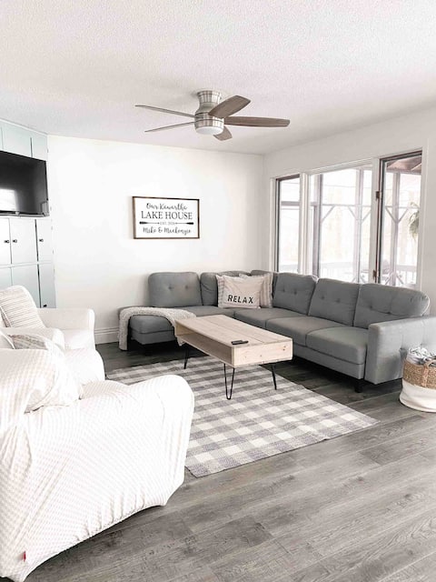 Popular Airbnb listing: Relaxing Lakehouse w/ Stunning Fall Colours in Peterborough