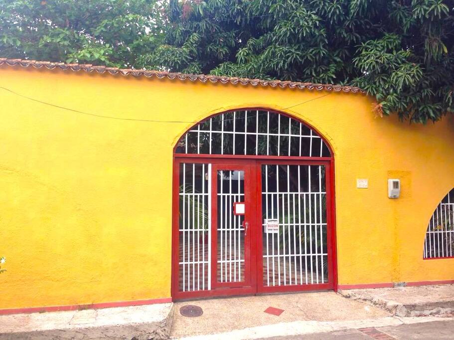 Puerta privada a la propiedad