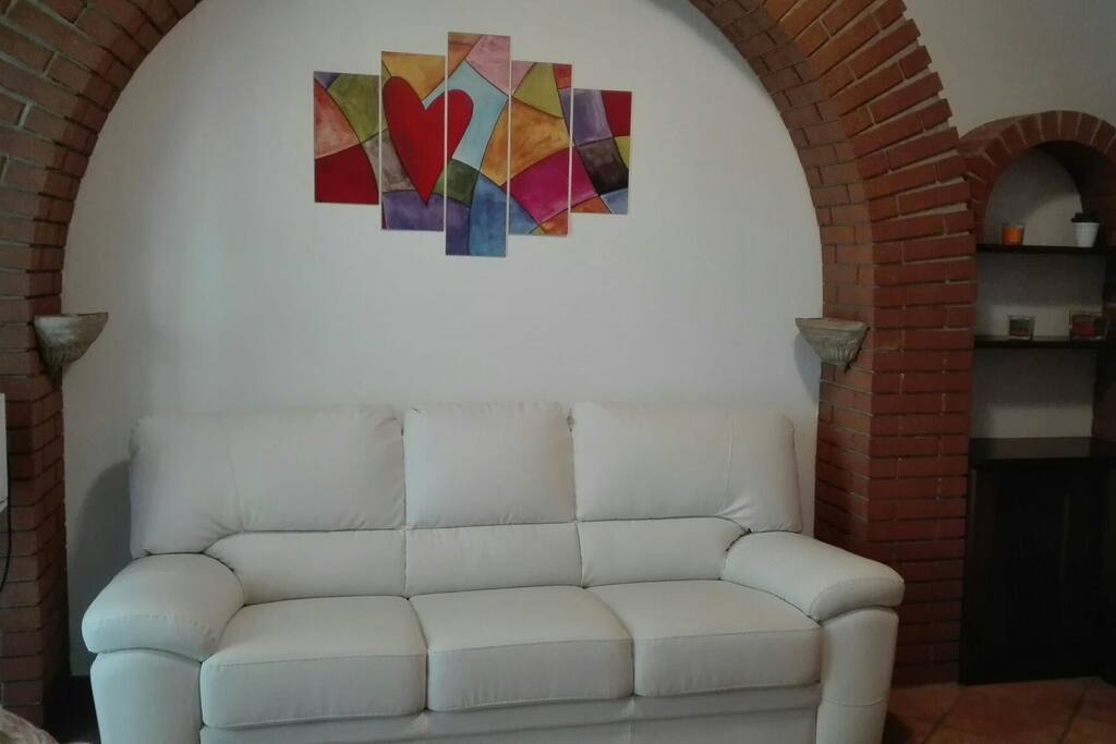 Divano sotto l'arco di mattoni