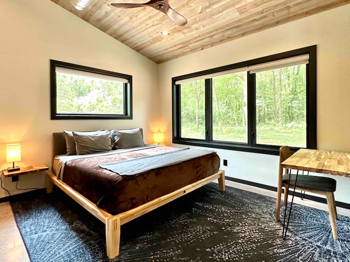 Dormitorio sur con cama tamaño King. 