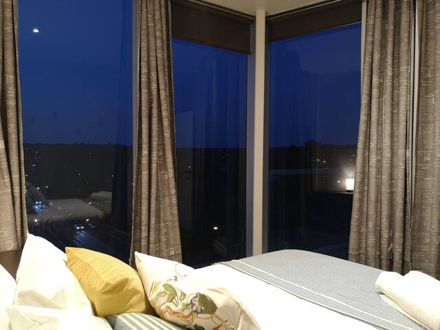 2BR Free Park & Netflix & Wine & Wifi 15min to Uni gallery image 3