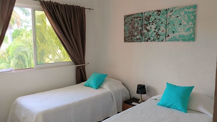 ห้องนอน 3 มีเตียงเดี่ยว 2 เตียงและวิวสระว่ายน้ำ 