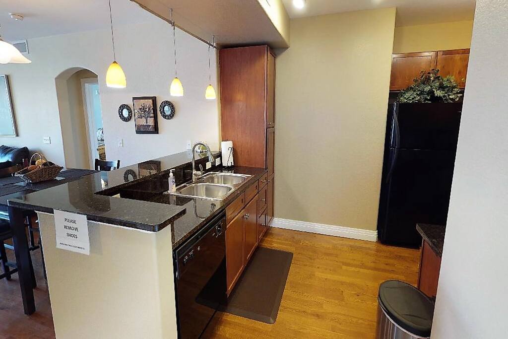 Spacious Kitchen: fully stocked (pots, pans, Keurig, everything you need!)