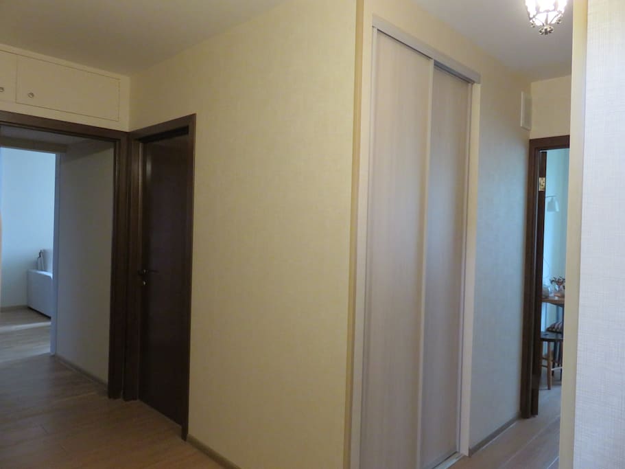 прихожая - коридоры а)в гостиную, б)в кухню