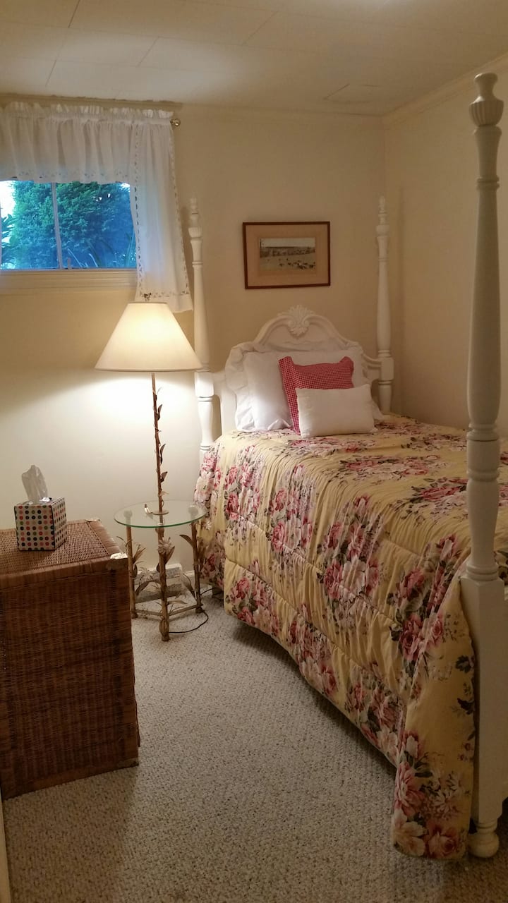 غرفة نوم ثانية بسرير مزدوج وخزانة كبيرة. السرير ثابت ولكنه يحتوي على غطاء علوي يخفف الشعور.