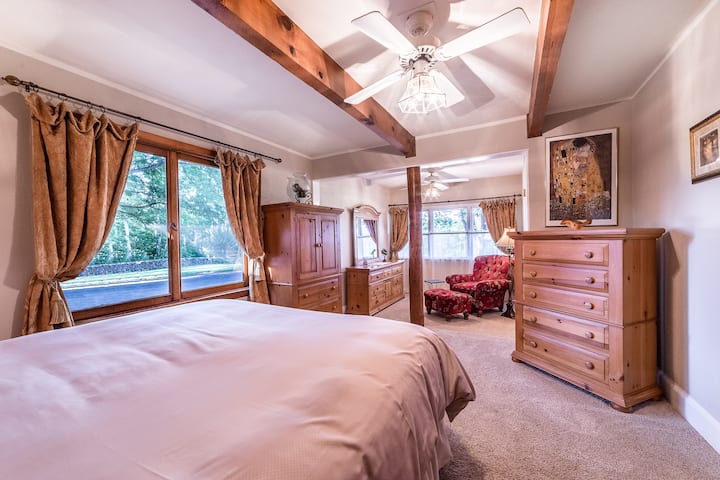 Spálňa s manželskou posteľou King na prí