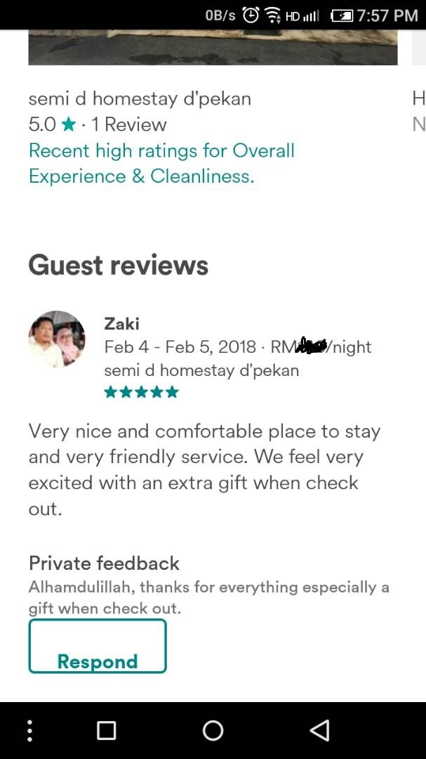 A guest review section showcases positive feedback with a five-star rating. The text highlights a comfortable and friendly stay, expressing appreciation for an additional gift upon checkout. The date and price information, along with the property's name, are presented clearly.