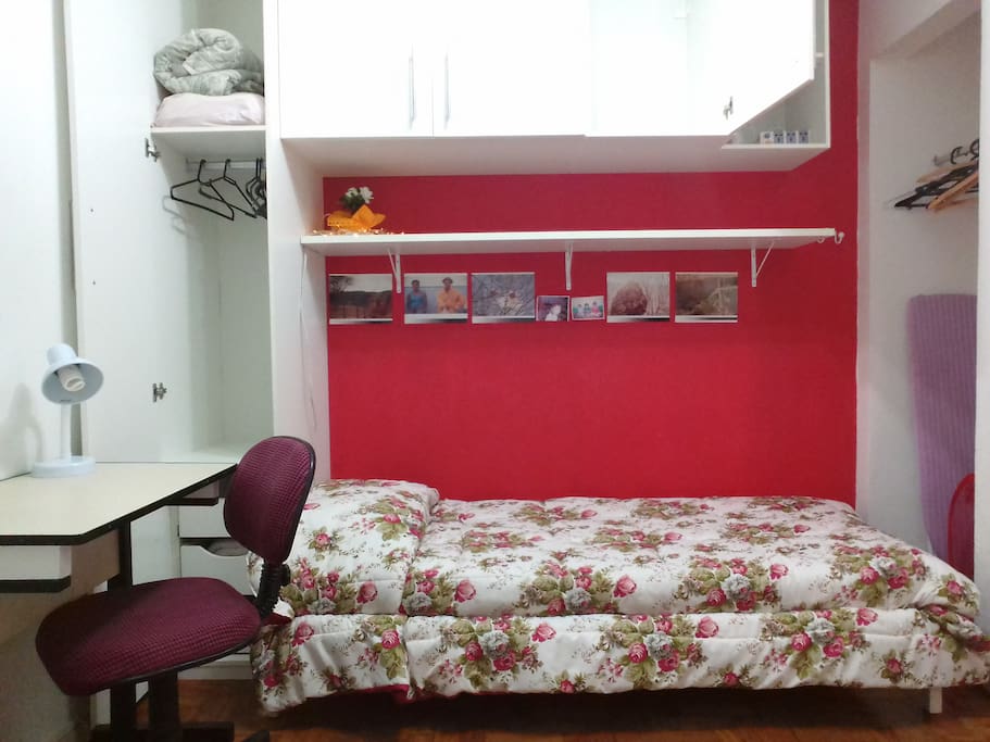 Room with twin beds, wardrobe and desk. It includes free bed sheets and pillowcases! / Quarto com 2 camas de solteiro, guarda-roupa e mesa para trabalho. Inclui lençóis e capas para travesseiro sem custo adicional!