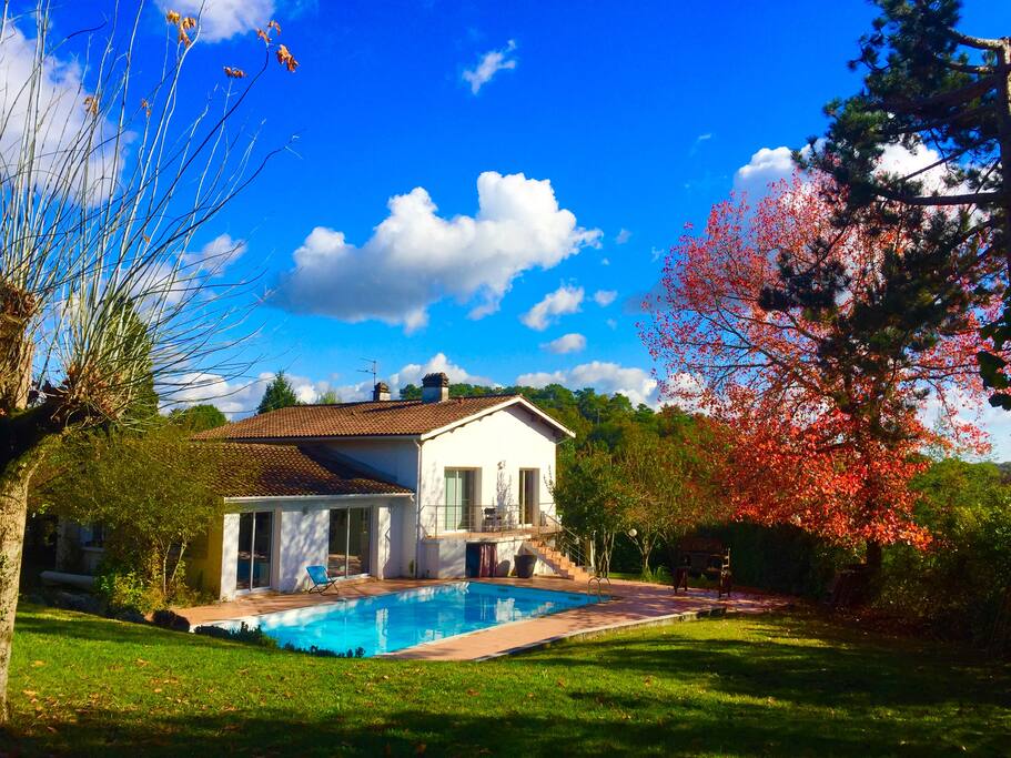 1400m2 de repos et de bien-être
Piscine : 10X5m, profondeur max: 2,5m.