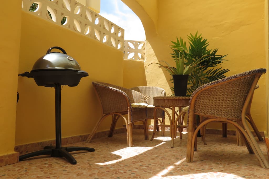 terraza exterior muy luminosa con barbacoa electrica