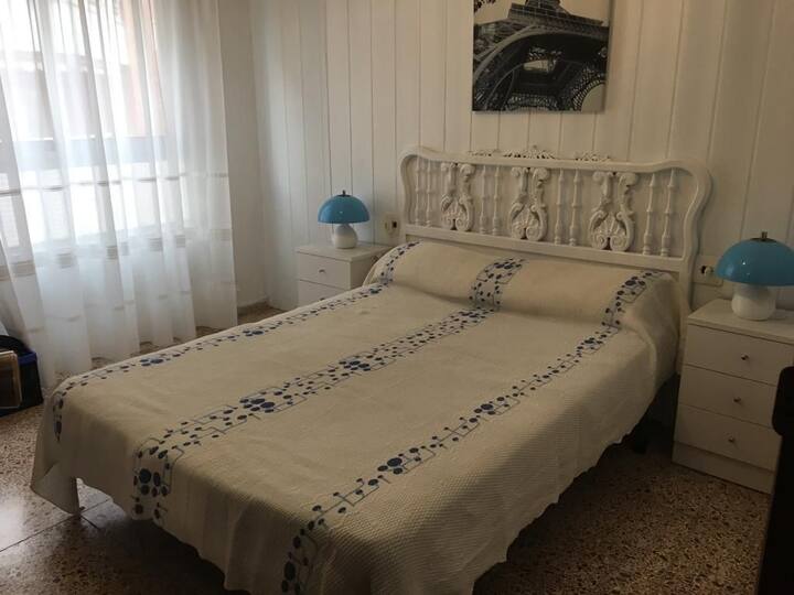 חדר שינה 1 מיטה 140 ס"מ - 1 חדר שינה זוגי.
Habitacion de marrimonio