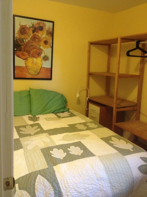 Smaller bedroom with single