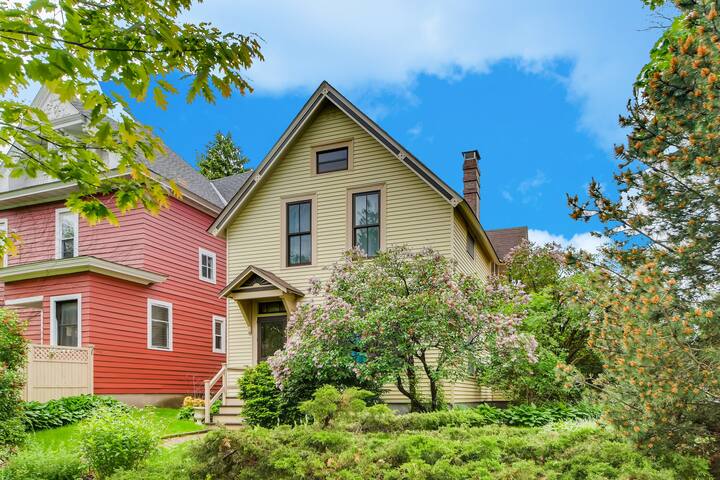 Oasis House: A Trendy Twin Cities Retreat