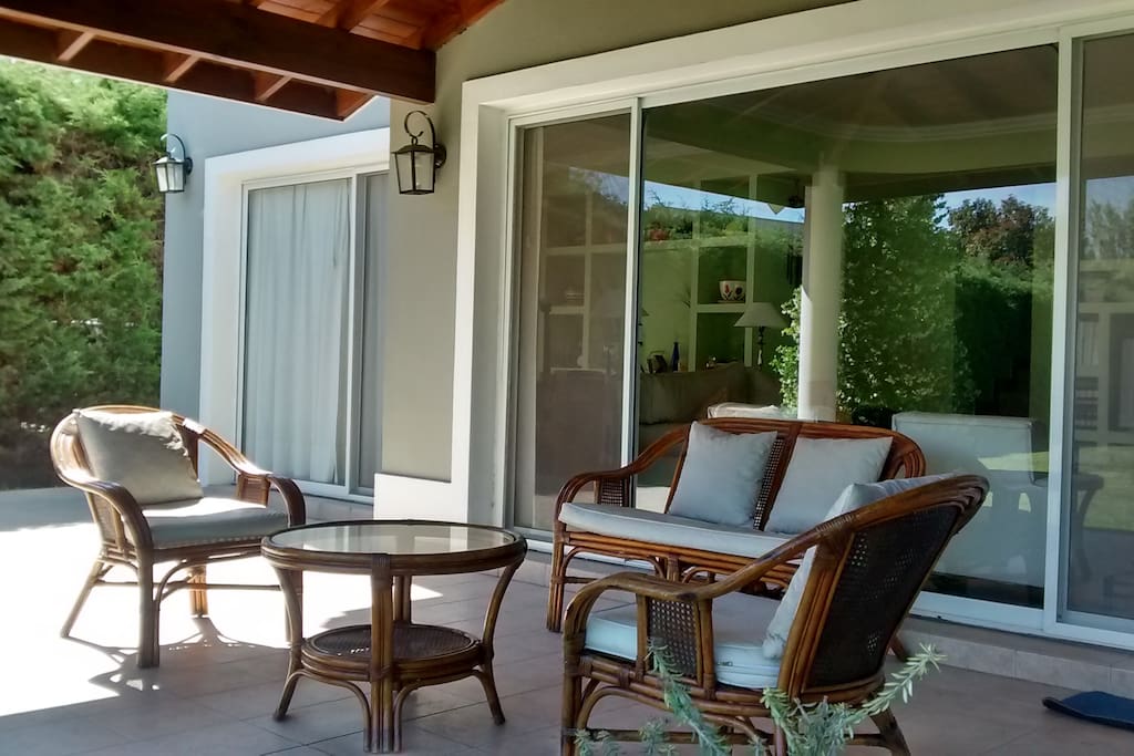 Galería con estar y mesa plástica para cuatro personas