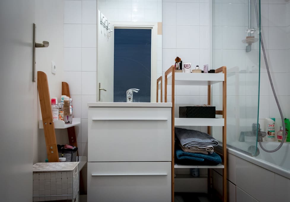 Salle de bain avec baignoire et rangements
