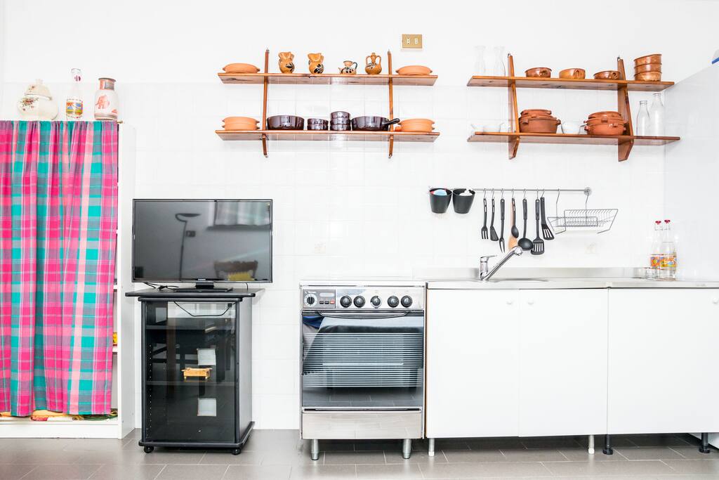equipped kitchen with refrigerator
dishes, cookware, cutlery and everything you need to cook - Cucina attrezzata con frigorifero,
piatti,pentole, posate e tutto il necessario per cucinare