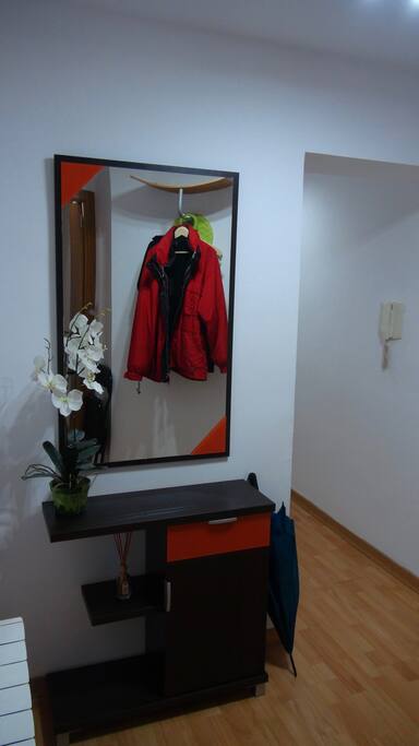 Recibidor bonito, moderno, práctico y funcional.
Un espejo para salir perfecto, después de darte la última mirada, y un mueble donde dejar las pequeñas cosas que llevamos en los bolsillos. El paragüero en la esquina.
