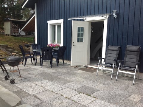 Top Airbnb: Apartment in a lakeside environment. There is a charger for electric vehicles in Lidköping