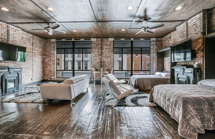 SLEEPS 6! Loft w/ 1 Queen & 2 Doubles, Bar, 3 TVs