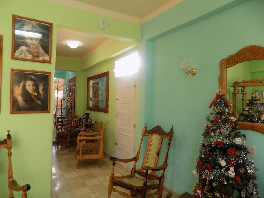 Sala de estar y pasillo