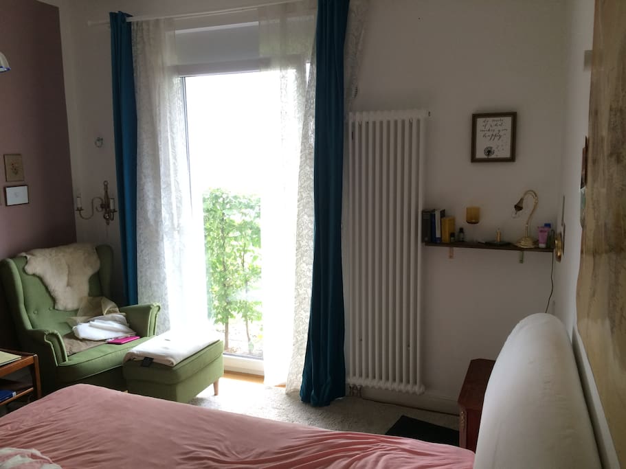 Zimmer mit bodentiefem Frischluftfenster