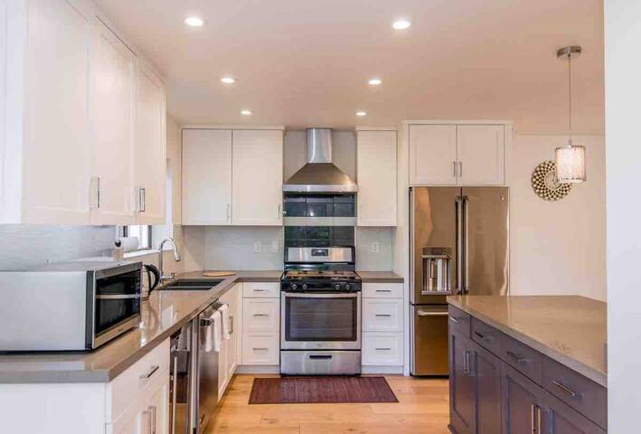 The HollyWoodland Family House gallery image 5