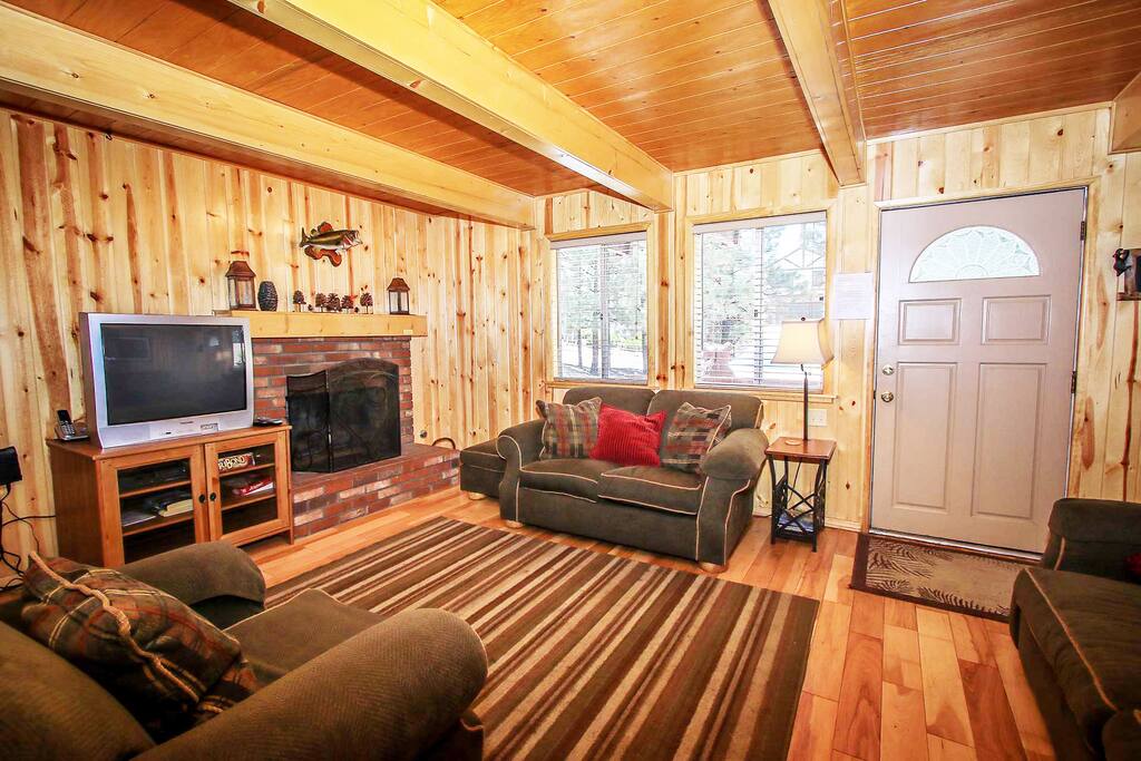 Relaxed Entry Living Room Furnishings