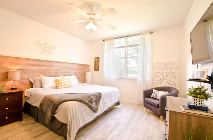 غرفة النوم 1 - سرير كبير ، تلفزيون ، خزانة ملابس