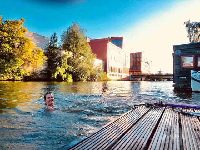 Space&privacy in the city! Fire place, big garden gallery image 2