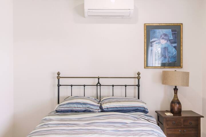 La deuxième chambre. Toutes les chambres disposent de climatiseurs, ventilateurs et fenêtres ouvertes. 