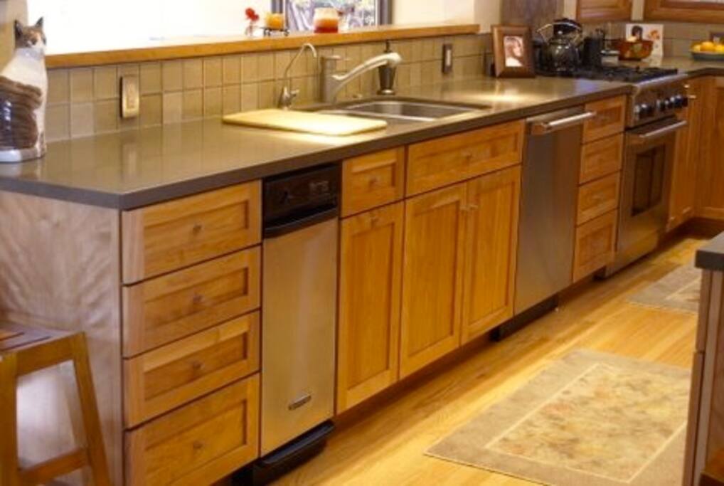 HI quality chefs dream kitchen. Fully stocked. Outdoor BBQ
