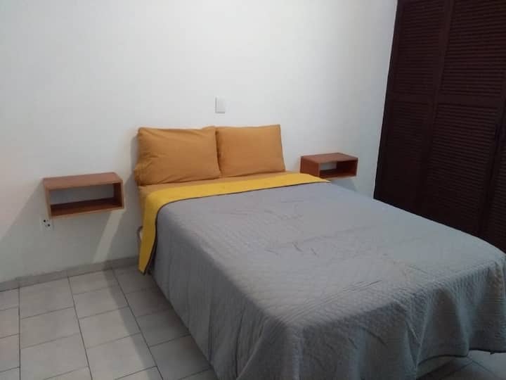 La recámara principal con cama matrimonial clóset tocador y aire acondicionado