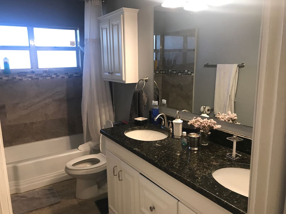 2nd full bath room with 2 sinks
